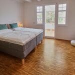 Schlafzimmer mit Doppelbett der Fereinwohnung im Haus in Bewegung